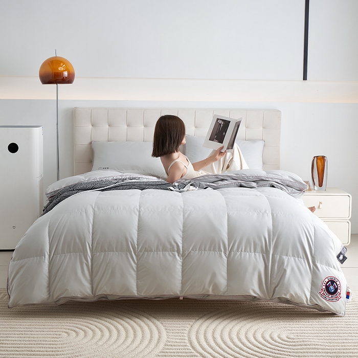 91家纺网 家纺一手货源 找家纺 （总）岚司羽 2024新款全棉95%优质白鹅绒抗菌子母被--模特