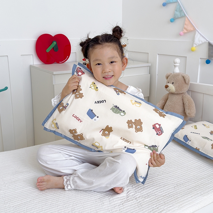 91家纺网 家纺一手货源 找家纺 2024新款A类133x72铂金全棉枕套枕头枕芯七彩童年系列 枕套+枕芯-棚拍图 熊熊旅行记