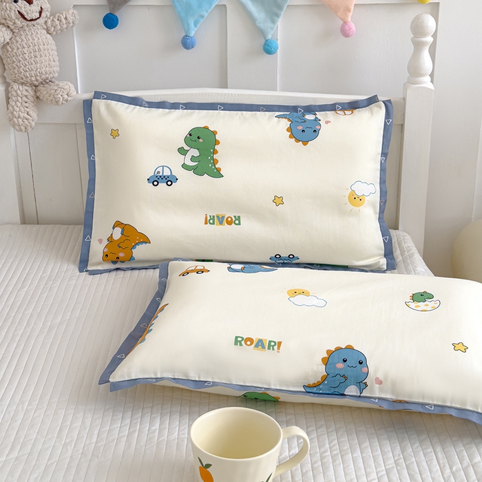 91家纺网 家纺一手货源 找家纺 2024新款A类133x72铂金全棉枕套枕头枕芯七彩童年系列 枕套+枕芯-棚拍图 小胖龙