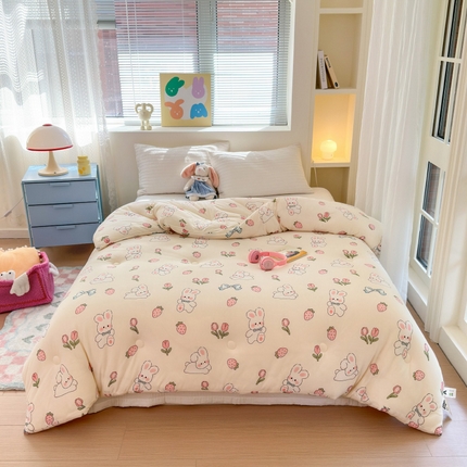 91家纺网 家纺一手货源 找家纺 木堇家居 2024新款针织棉10%大豆四季被芯款大豆纤维被 奶油兔