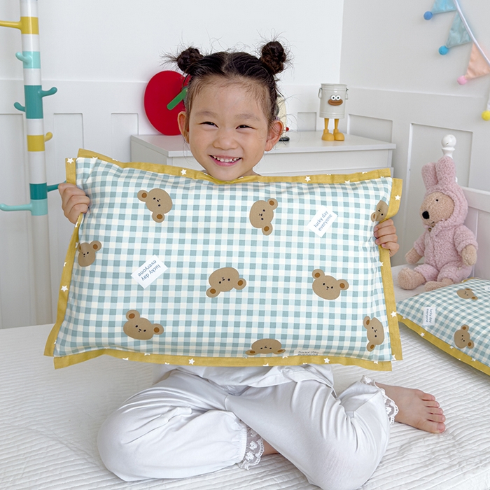 91家纺网 家纺一手货源 找家纺 2024新款A类133x72铂金全棉枕套枕头枕芯七彩童年系列 枕套+枕芯-棚拍图 小熊贝拉