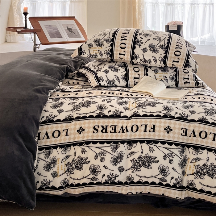 91家纺网 家纺一手货源 找家纺 启程家纺 2024新款A类牛奶绒轻奢大牌风四件套 横条字母荷花