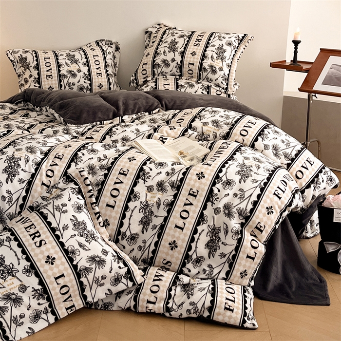 91家纺网 家纺一手货源 找家纺 启程家纺 2024新款A类牛奶绒轻奢大牌风四件套 横条字母荷花