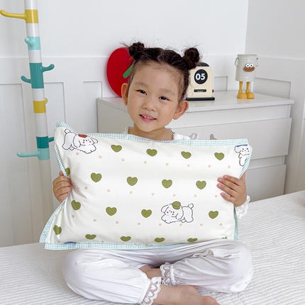 91家纺网 家纺一手货源 找家纺 2024新款A类133x72铂金全棉枕套枕头枕芯七彩童年系列 枕套+枕芯-棚拍图 嘟嘟狗