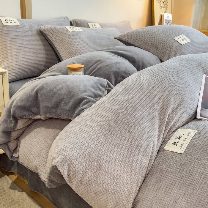 91家纺网 家纺一手货源 找家纺 丝羽坊 2024新款高克重3D立体雕花提花牛奶绒四件套 华夫格-浅灰