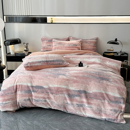 91家纺网 家纺一手货源 找家纺 富缦庭 2024新款标准8.5斤350克兔毛绒印花四件套 暮色烟云-粉