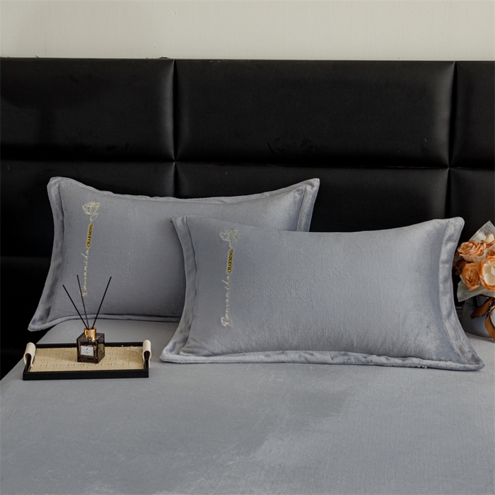 91家纺网 家纺一手货源 找家纺 神州川 2024直播爆款高克重保暖加厚纯色刺绣牛奶绒四件套-遇见-浅灰