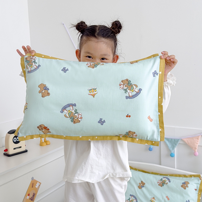 91家纺网 家纺一手货源 找家纺 2024新款A类133x72铂金全棉枕套枕头枕芯七彩童年系列 枕套+枕芯-棚拍图 旋转木马