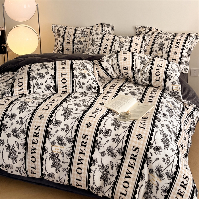 91家纺网 家纺一手货源 找家纺 启程家纺 2024新款A类牛奶绒轻奢大牌风四件套 横条字母荷花