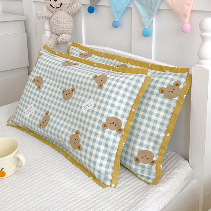 91家纺网 家纺一手货源 找家纺 2024新款A类133x72铂金全棉枕套枕头枕芯七彩童年系列 枕套+枕芯-棚拍图 小熊贝拉