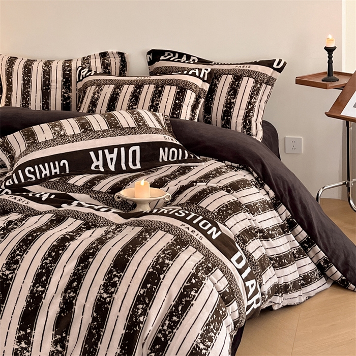 91家纺网 家纺一手货源 找家纺 启程家纺 2024新款A类牛奶绒轻奢大牌风四件套 泥点字母