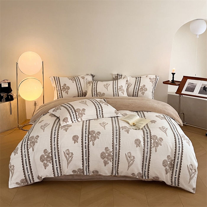 91家纺网 家纺一手货源 找家纺 启程家纺 2024新款A类牛奶绒轻奢大牌风四件套 花边字母花朵