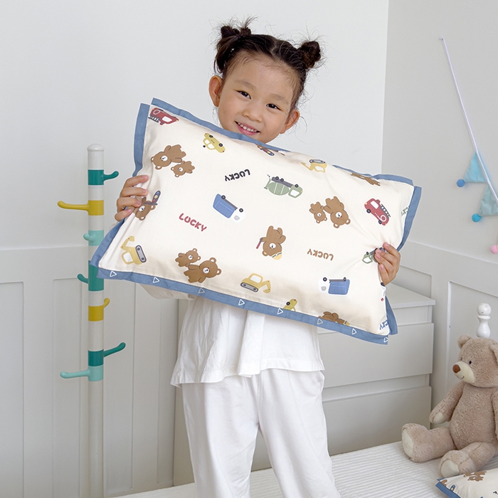 91家纺网 家纺一手货源 找家纺 2024新款A类133x72铂金全棉枕套枕头枕芯七彩童年系列 枕套+枕芯-棚拍图 熊熊旅行记