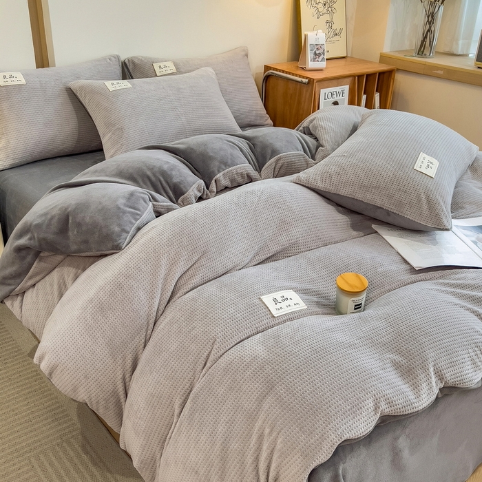 91家纺网 家纺一手货源 找家纺 丝羽坊 2024新款高克重3D立体雕花提花牛奶绒四件套 华夫格-浅灰