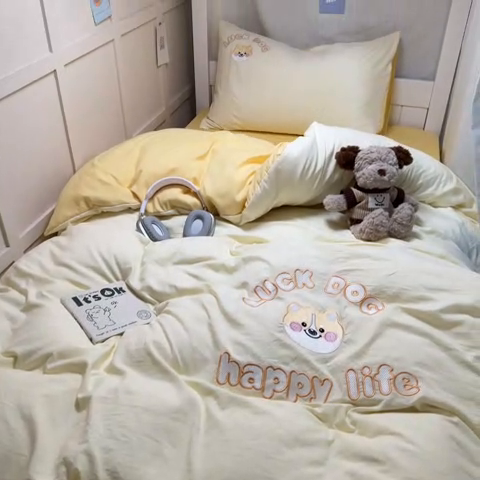 91家纺网 家纺一手货源 找家纺 梦舒羽 2025新款ins卡通可爱小狗刺绣水洗棉磨毛学生宿舍三件套居家四件套 小八嘎-奶黄