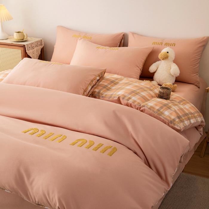 91家纺网 家纺一手货源 找家纺 富宁家纺 2025新款青春格子纯色双拼学生宿舍三件套四件套 粉色