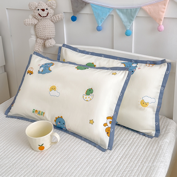 91家纺网 家纺一手货源 找家纺 2024新款A类133x72铂金全棉枕套枕头枕芯七彩童年系列 枕套+枕芯-棚拍图 小胖龙