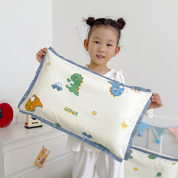 91家纺网 家纺一手货源 找家纺 2024新款A类133x72铂金全棉枕套枕头枕芯七彩童年系列 枕套+枕芯-棚拍图 小胖龙