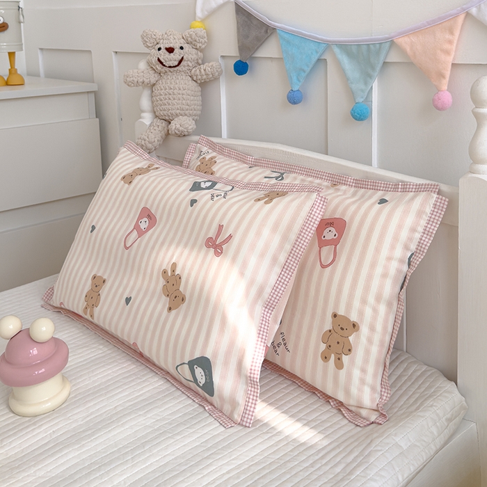 91家纺网 家纺一手货源 找家纺 2024新款A类133x72铂金全棉枕套枕头枕芯七彩童年系列 枕套+枕芯-棚拍图 丹妮小熊