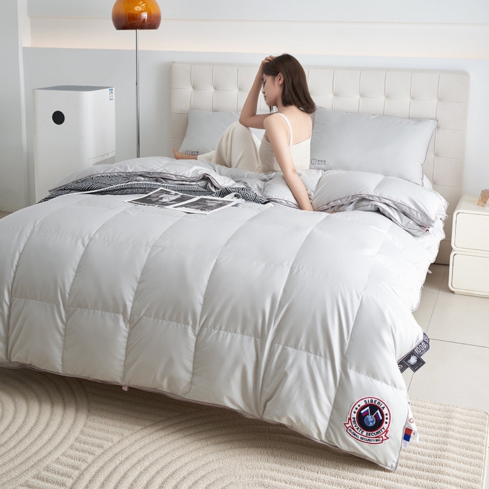 91家纺网 家纺一手货源 找家纺 （总）岚司羽 2024新款全棉95%优质白鹅绒抗菌子母被--模特