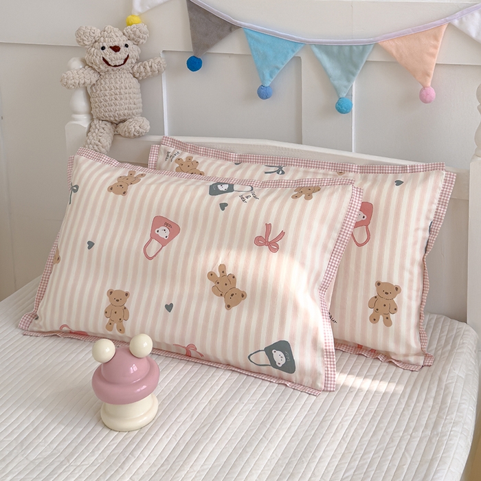 91家纺网 家纺一手货源 找家纺 2024新款A类133x72铂金全棉枕套枕头枕芯七彩童年系列 枕套+枕芯-棚拍图 丹妮小熊