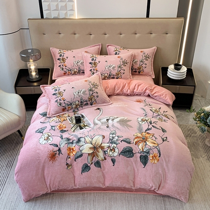91家纺网 家纺一手货源 找家纺 喜梦缘 2025新款大版花卉牛奶绒四件套 蔷薇恋人