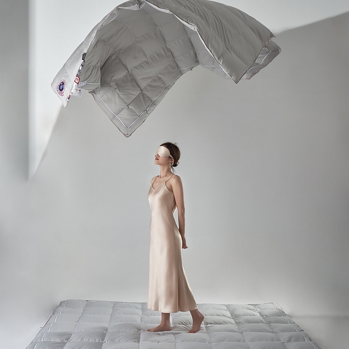 91家纺网 家纺一手货源 找家纺 （总）岚司羽 2024新款全棉95%优质白鹅绒抗菌子母被--模特