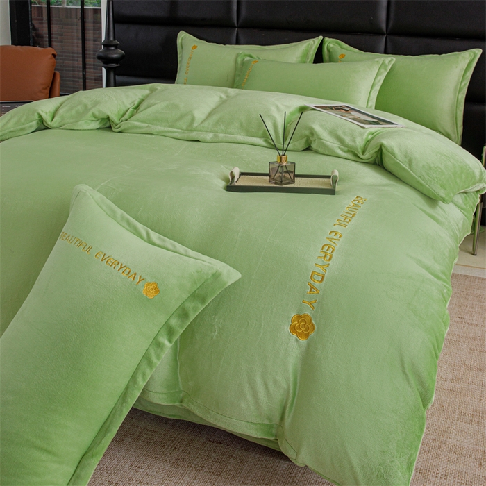 91家纺网 家纺一手货源 找家纺 神州川 2024直播爆款高克重保暖加厚纯色刺绣牛奶绒四件套- 邂逅-果绿