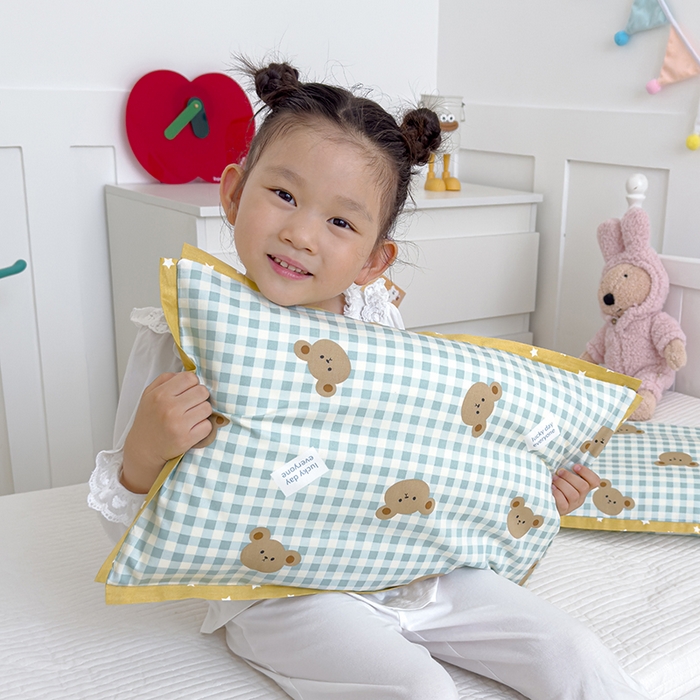 91家纺网 家纺一手货源 找家纺 2024新款A类133x72铂金全棉枕套枕头枕芯七彩童年系列 枕套+枕芯-棚拍图 小熊贝拉