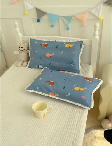 91家纺网 家纺一手货源 找家纺 2024新款A类133x72铂金全棉枕套枕头枕芯七彩童年系列 枕套+枕芯-棚拍图 小鲸鱼