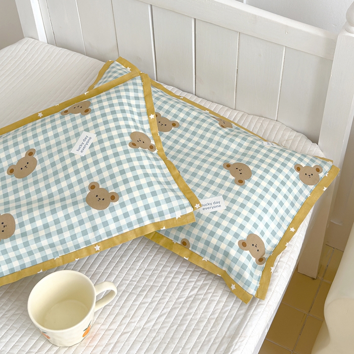 91家纺网 家纺一手货源 找家纺 2024新款A类133x72铂金全棉枕套枕头枕芯七彩童年系列 枕套+枕芯-棚拍图 小熊贝拉