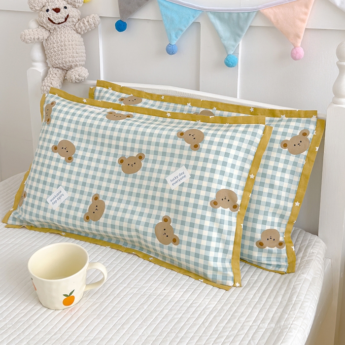 91家纺网 家纺一手货源 找家纺 2024新款A类133x72铂金全棉枕套枕头枕芯七彩童年系列 枕套+枕芯-棚拍图 小熊贝拉