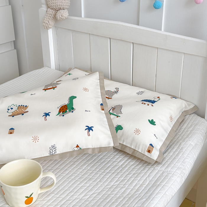 91家纺网 家纺一手货源 找家纺 2024新款A类133x72铂金全棉枕套枕头枕芯七彩童年系列 枕套+枕芯-棚拍图 恐龙印记