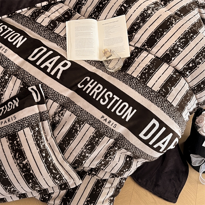 91家纺网 家纺一手货源 找家纺 启程家纺 2024新款A类牛奶绒轻奢大牌风四件套 泥点字母