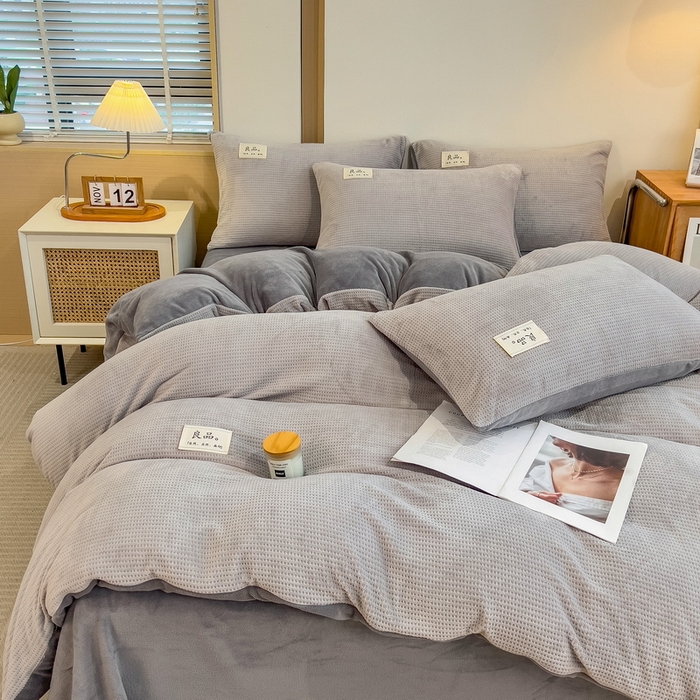 91家纺网 家纺一手货源 找家纺 丝羽坊 2024新款高克重3D立体雕花提花牛奶绒四件套 华夫格-浅灰