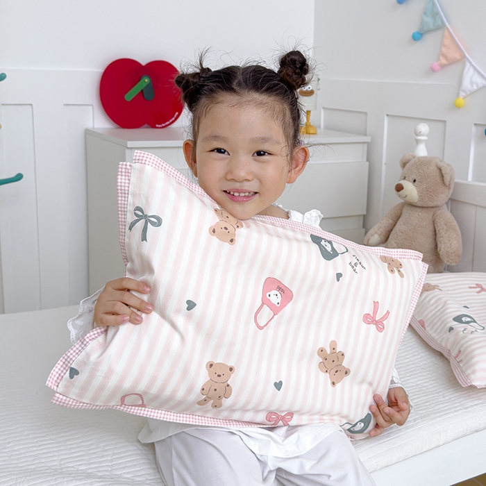 91家纺网 家纺一手货源 找家纺 2024新款A类133x72铂金全棉枕套枕头枕芯七彩童年系列 枕套+枕芯-棚拍图 丹妮小熊