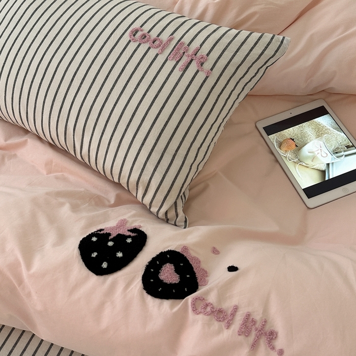 91家纺网 家纺一手货源 找家纺 洋铭区（原狠狠爱）2024新款水洗棉毛巾绣四件套 元气莓莓