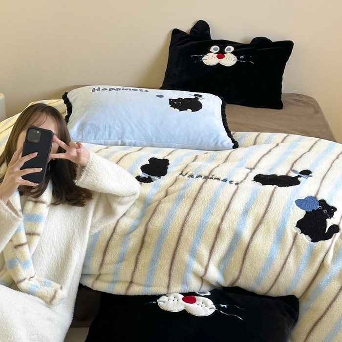 91家纺网 家纺一手货源 找家纺 黛舒家居 2024新款兔兔绒牛奶绒四件套 黑色猫咪