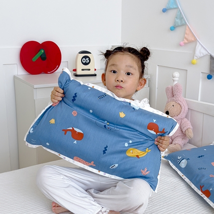 91家纺网 家纺一手货源 找家纺 2024新款A类133x72铂金全棉枕套枕头枕芯七彩童年系列 枕套+枕芯-棚拍图 小鲸鱼