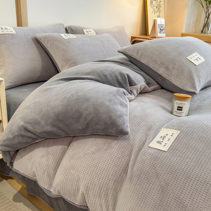 91家纺网 家纺一手货源 找家纺 丝羽坊 2024新款高克重3D立体雕花提花牛奶绒四件套 华夫格-浅灰