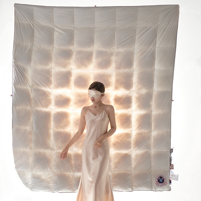 91家纺网 家纺一手货源 找家纺 （总）岚司羽 2024新款全棉95%优质白鹅绒抗菌子母被--模特