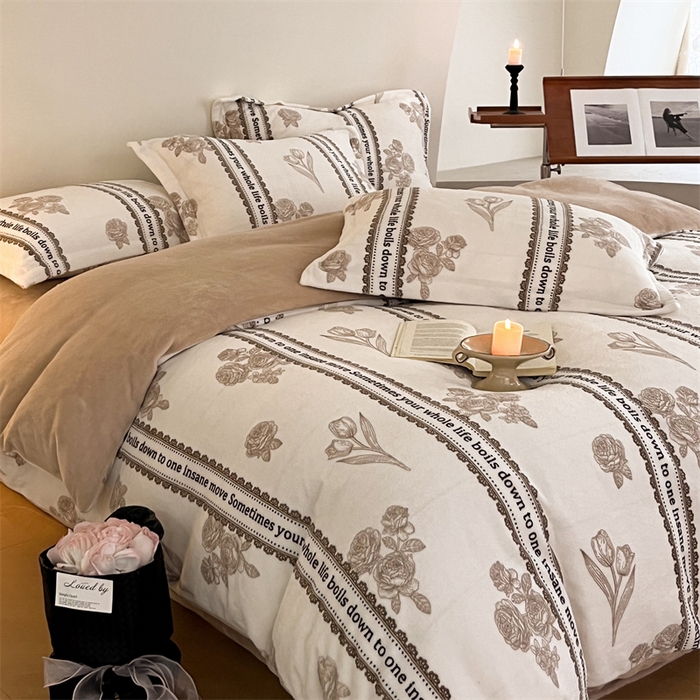 91家纺网 家纺一手货源 找家纺 启程家纺 2024新款A类牛奶绒轻奢大牌风四件套 花边字母花朵