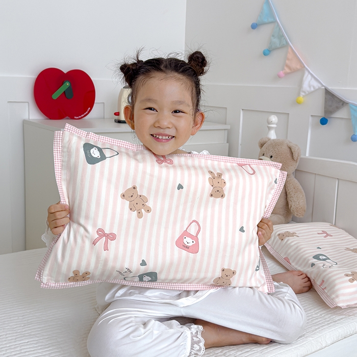 91家纺网 家纺一手货源 找家纺 2024新款A类133x72铂金全棉枕套枕头枕芯七彩童年系列 枕套+枕芯-棚拍图 丹妮小熊