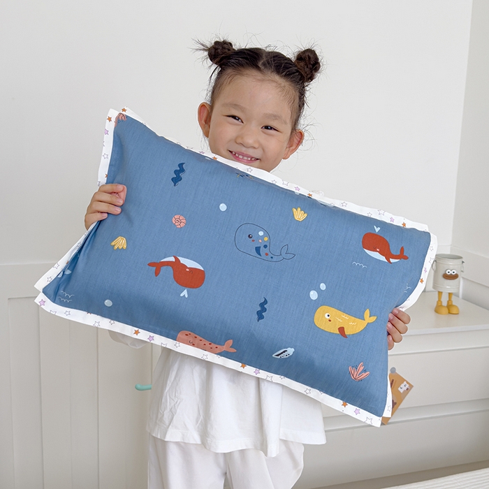 91家纺网 家纺一手货源 找家纺 2024新款A类133x72铂金全棉枕套枕头枕芯七彩童年系列 枕套+枕芯-棚拍图 小鲸鱼