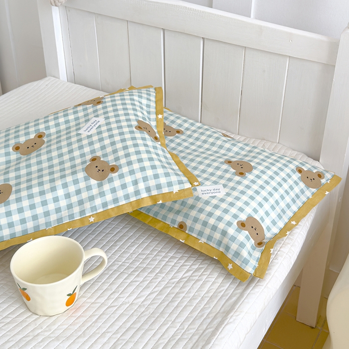 91家纺网 家纺一手货源 找家纺 2024新款A类133x72铂金全棉枕套枕头枕芯七彩童年系列 枕套+枕芯-棚拍图 小熊贝拉