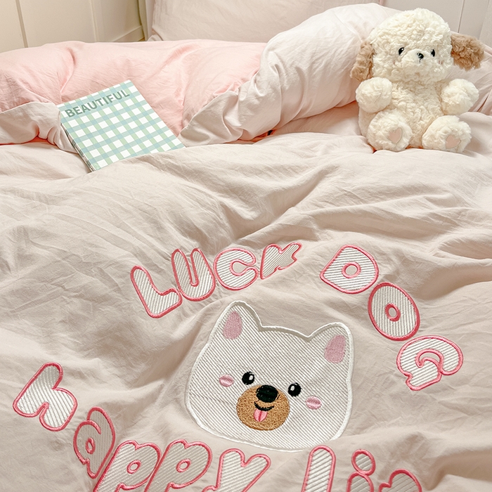 91家纺网 家纺一手货源 找家纺 梦舒羽 2025新款ins卡通可爱小狗刺绣水洗棉磨毛学生宿舍三件套居家四件套 小博美-少女粉