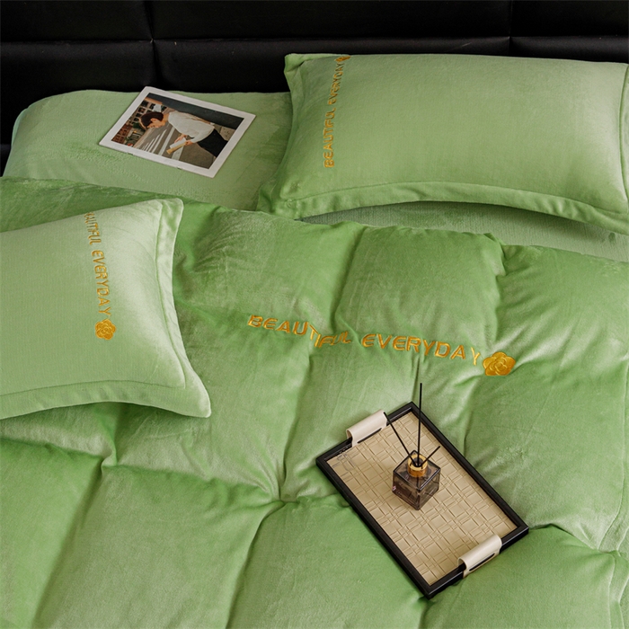 91家纺网 家纺一手货源 找家纺 神州川 2024直播爆款高克重保暖加厚纯色刺绣牛奶绒四件套- 邂逅-果绿