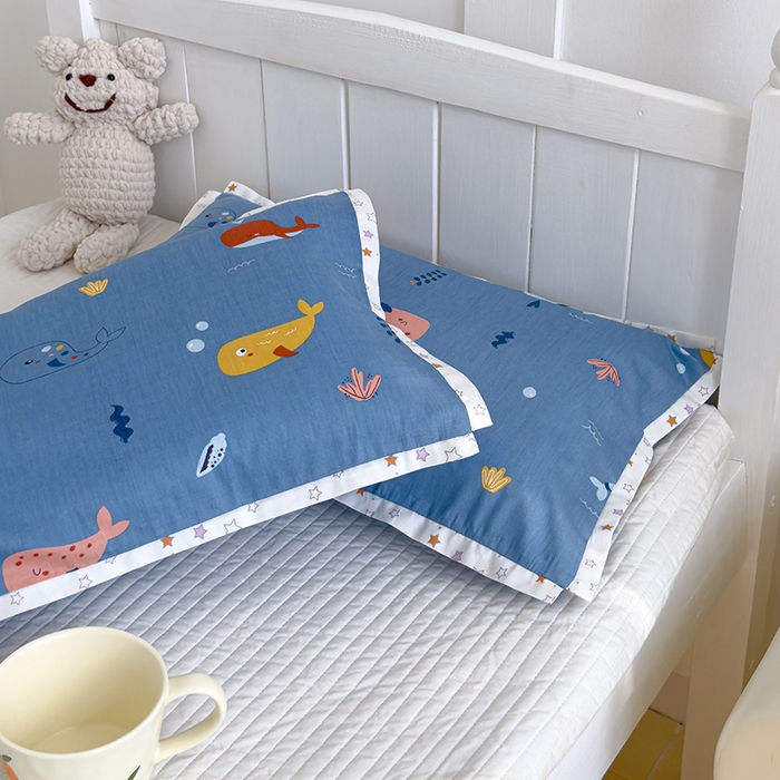 91家纺网 家纺一手货源 找家纺 2024新款A类133x72铂金全棉枕套枕头枕芯七彩童年系列 枕套+枕芯-棚拍图 小鲸鱼