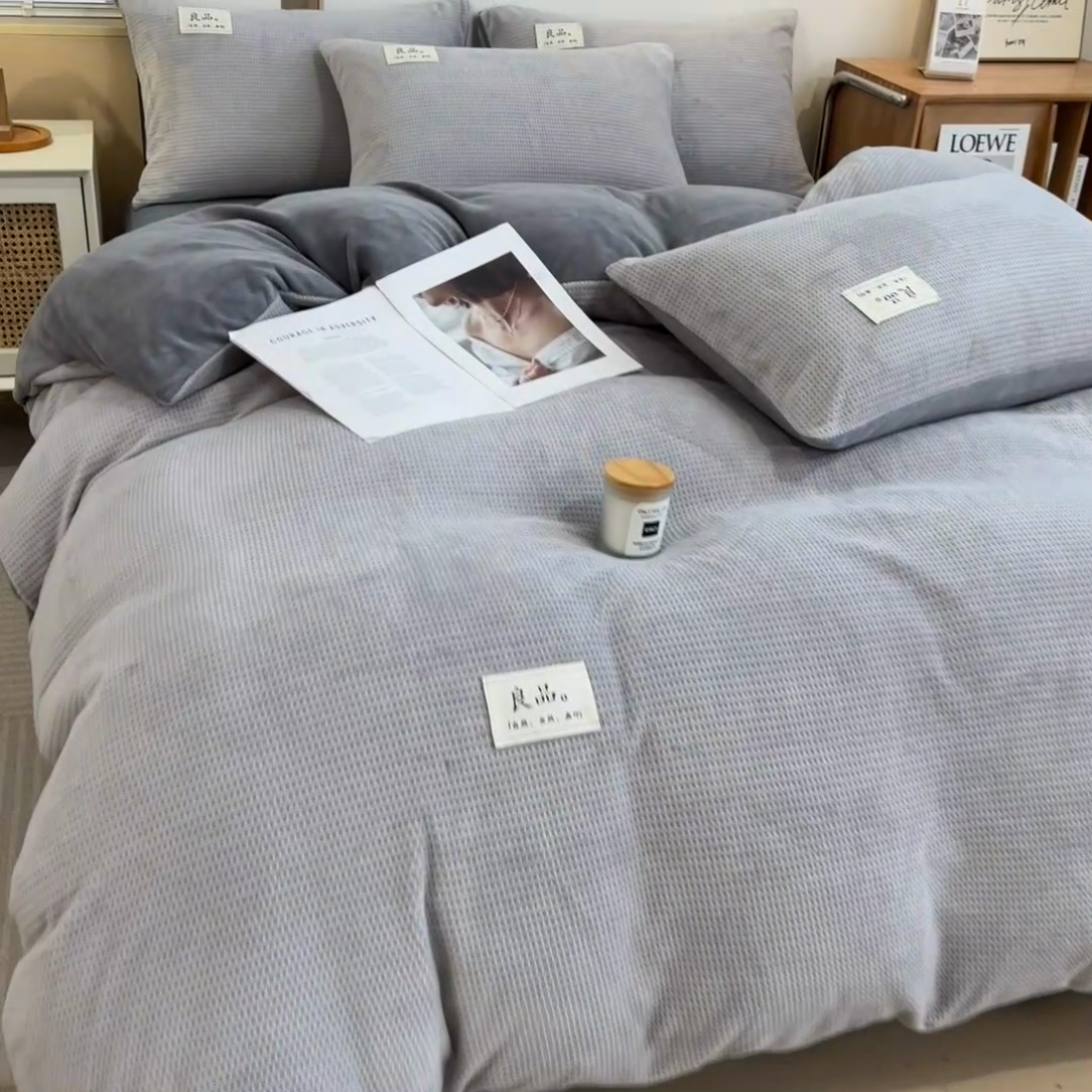 91家纺网 家纺一手货源 找家纺 丝羽坊 2024新款高克重3D立体雕花提花牛奶绒四件套 华夫格-浅灰