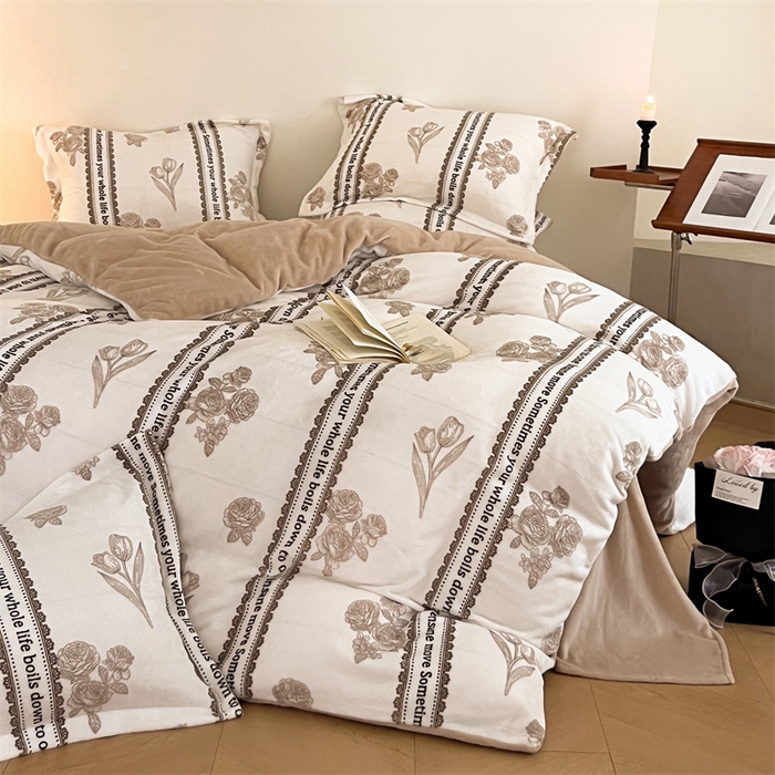 91家纺网 家纺一手货源 找家纺 启程家纺 2024新款A类牛奶绒轻奢大牌风四件套 花边字母花朵